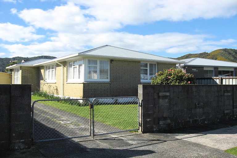 Photo of property in 5 Matthews Road, Wainuiomata, Lower Hutt, 5014