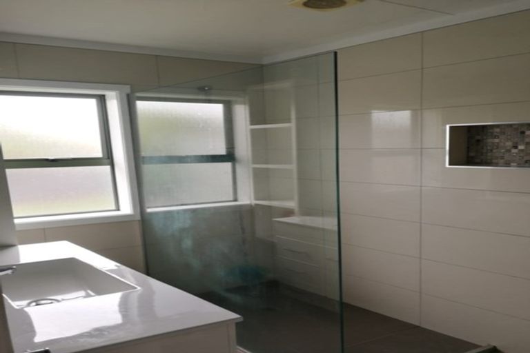 Photo of property in 12 Bamboo Grove, Kelston, Auckland, 0602