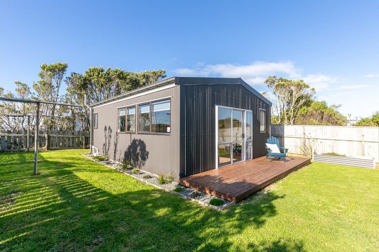 Photo of property in 9 Balmain Street, Newlands, Wellington, 6037