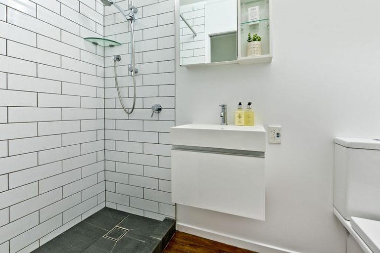 Photo of property in 18 Hellyers Street, Birkdale, Auckland, 0626