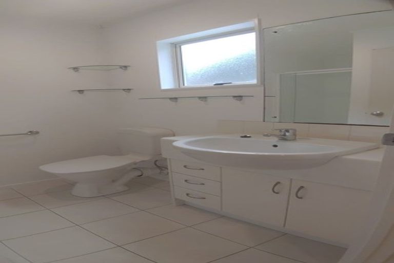 Photo of property in 2d/20 Ian Marwick Place, Birkenhead, Auckland, 0626