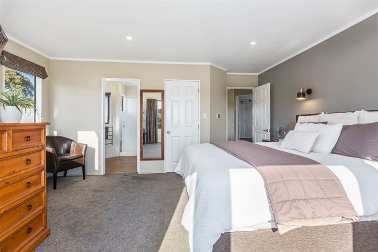 Photo of property in 2 Saunders Close, Whitby, Porirua, 5024