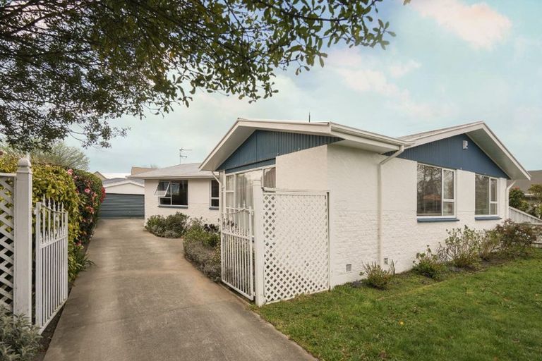 Photo of property in 24 Kent Lodge Avenue, Avonhead, Christchurch, 8042