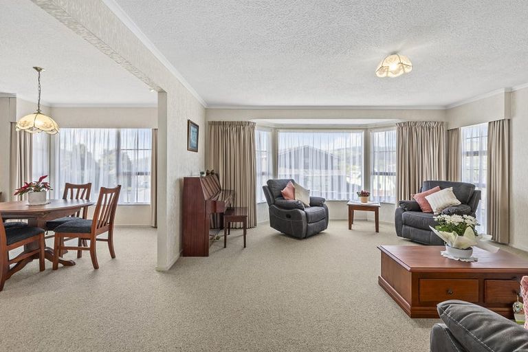 Photo of property in 87 Victory Crescent, Tawa, Wellington, 5028