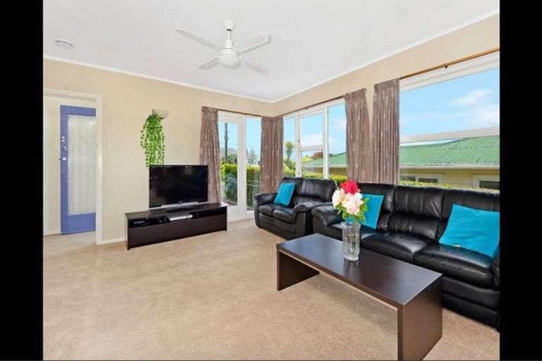 Photo of property in 2/12 Holland Road, Hillcrest, Auckland, 0627