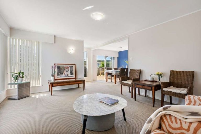 Photo of property in 10 Ellison Place, Pakuranga Heights, Auckland, 2010