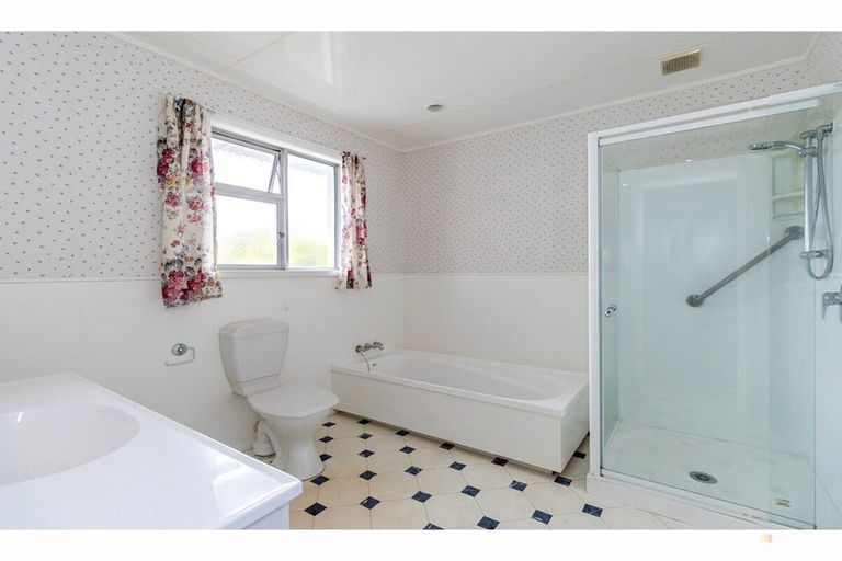 Photo of property in 1 Dixon Street, Waimate, 7924