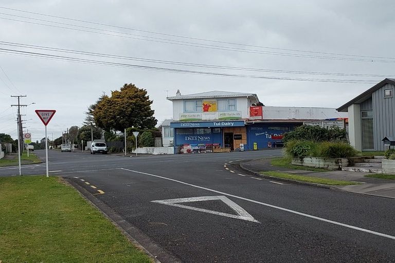 Photo of property in 2 Onslow Place, Merrilands, New Plymouth, 4312