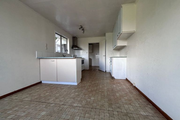 Photo of property in 3 Tahu Crescent, Sunnynook, Auckland, 0620