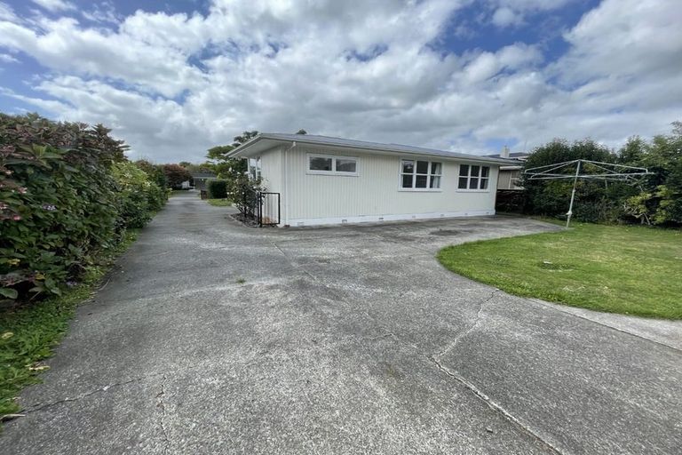 Photo of property in 76 Wikiriwhi Crescent, Awapuni, Palmerston North, 4412