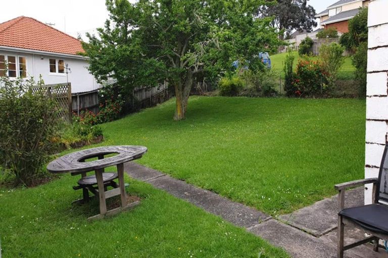 Photo of property in 3/2 Scarboro Terrace, Murrays Bay, Auckland, 0630