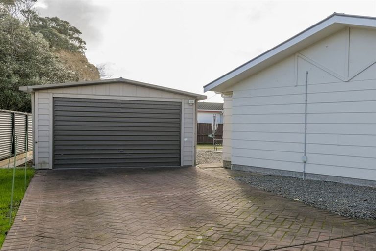 Photo of property in 13 Atarau Grove, Paraparaumu, 5032