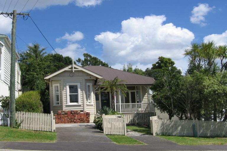 Photo of property in 11 Rutland Road, Stanley Point, Auckland, 0624