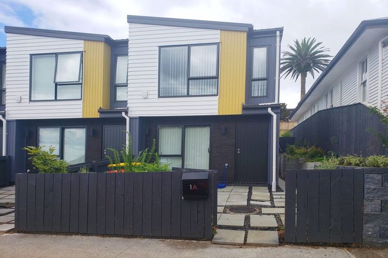 Photo of property in 1a Saint Oswalds Road, Greenlane, Auckland, 1061