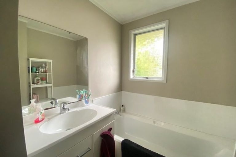 Photo of property in 96 Hutchinsons Road, Bucklands Beach, Auckland, 2014