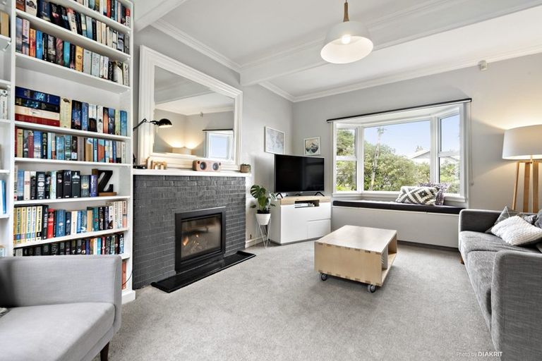 Photo of property in 11 Knoll Street, Island Bay, Wellington, 6023