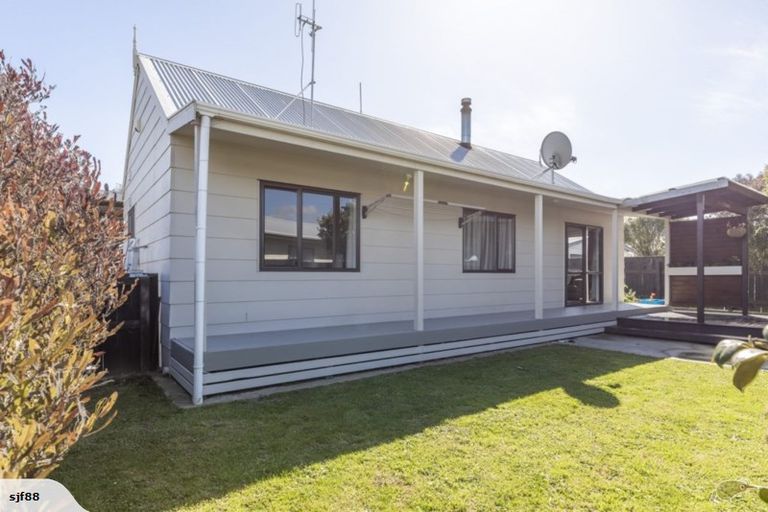 Photo of property in 6a Perrin Place, Kelvin Grove, Palmerston North, 4414