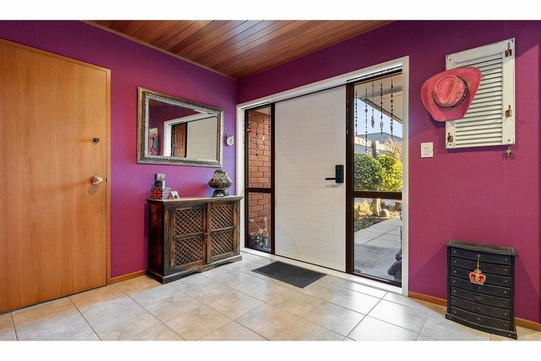 Photo of property in 2/2 Fountainhead Lane, Hillmorton, Christchurch, 8025