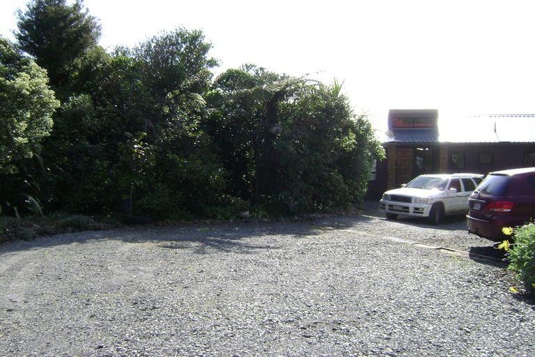 Photo of property in 23 Te Ahuahu Road, Piha, New Lynn, 0772