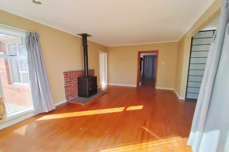 Photo of property in 8 Armstrong Place, New Lynn, Auckland, 0600