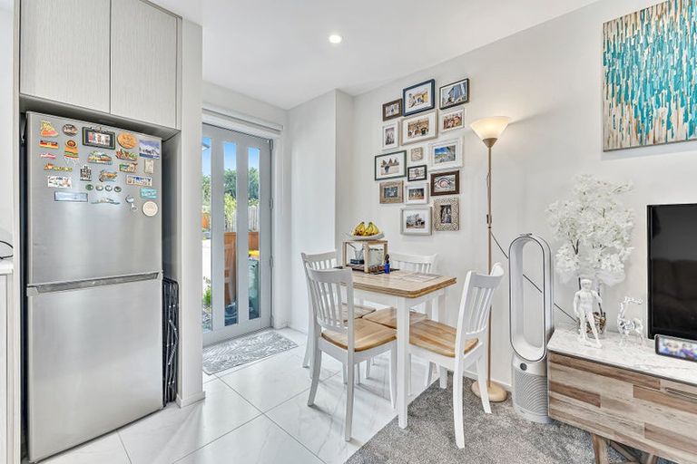 Photo of property in 2/24 Kelwyn Road, Kelston, Auckland, 0602