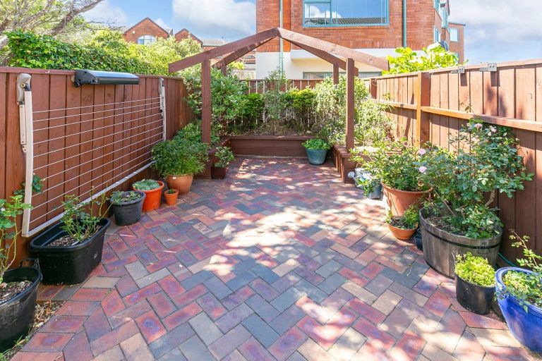 Photo of property in Mt Carmel Mews, 4/9 Arawa Road, Hataitai, Wellington, 6021