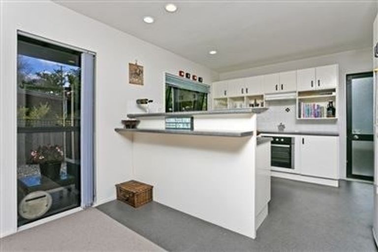 Photo of property in 2/182 Queen Street, Northcote Point, Auckland, 0627