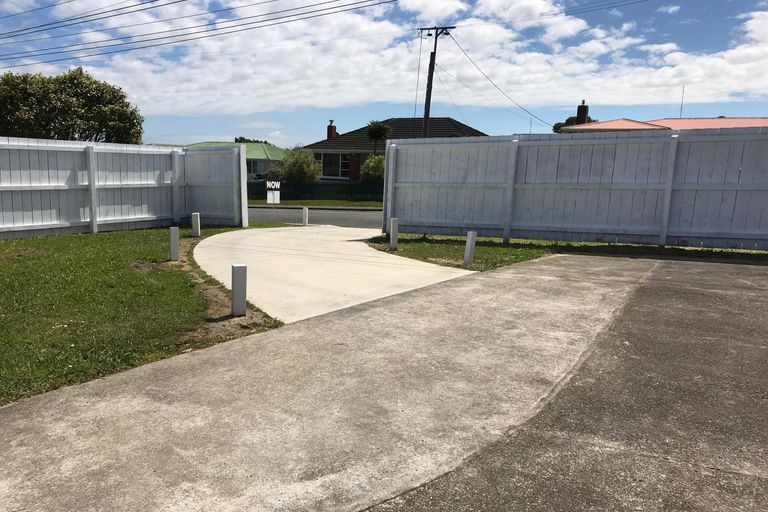 Photo of property in 20 Sylvan Crescent, Te Atatu South, Auckland, 0610