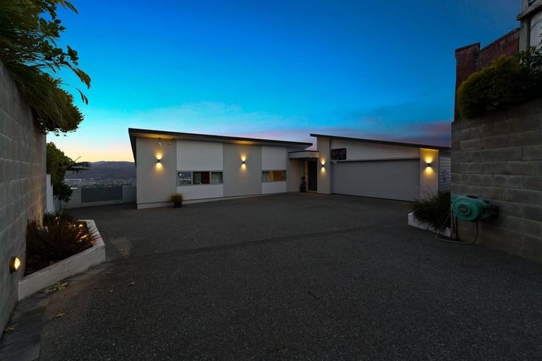 Photo of property in 34 Arahiwi Grove, Tirohanga, Lower Hutt, 5010