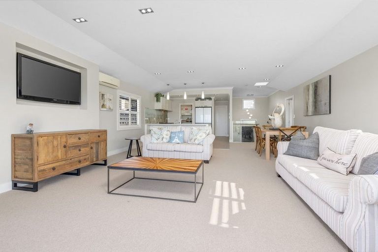 Photo of property in 18 Panorama Heights, Orewa, 0931