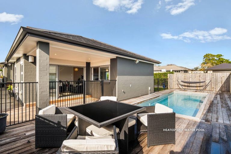 Photo of property in 36 Gilbransen Road, Kumeu, 0810