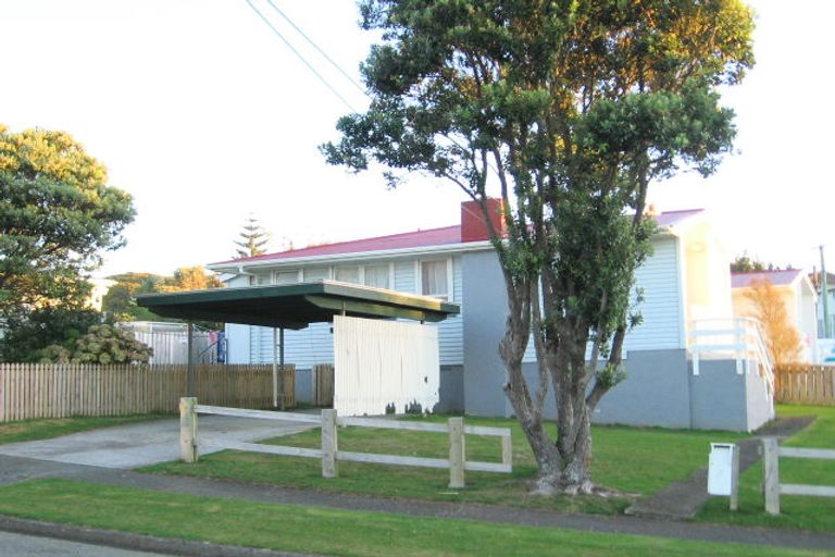 Photo of property in 2a-b Suffolk Place, Cannons Creek, Porirua, 5024