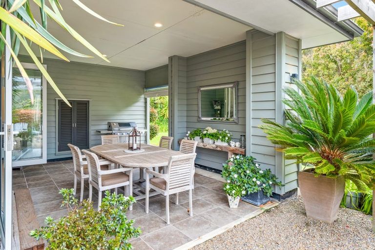 Photo of property in 35 Hobbs Road, Matakatia, Whangaparaoa, 0930