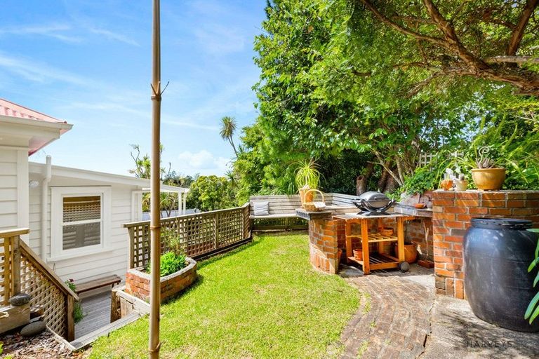 Photo of property in 49 West Lynn Road, Titirangi, Auckland, 0604