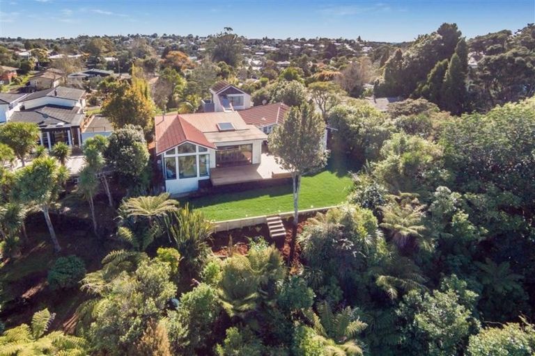 Photo of property in 98 Cliff View Drive, Green Bay, Auckland, 0604