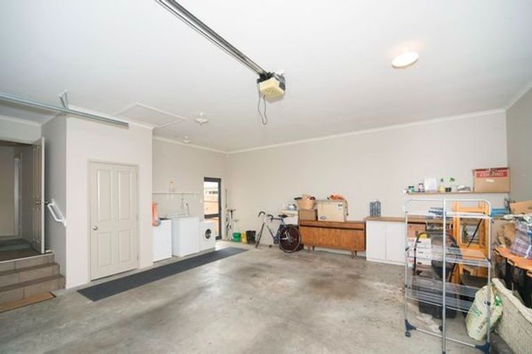 Photo of property in 12 Johnstone Drive, Fitzherbert, Palmerston North, 4410