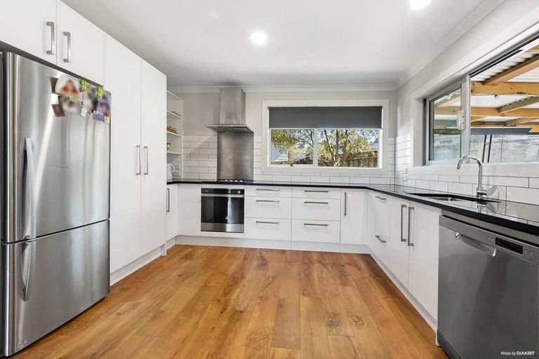 Photo of property in 22 St Catherine Crescent, West Harbour, Auckland, 0618