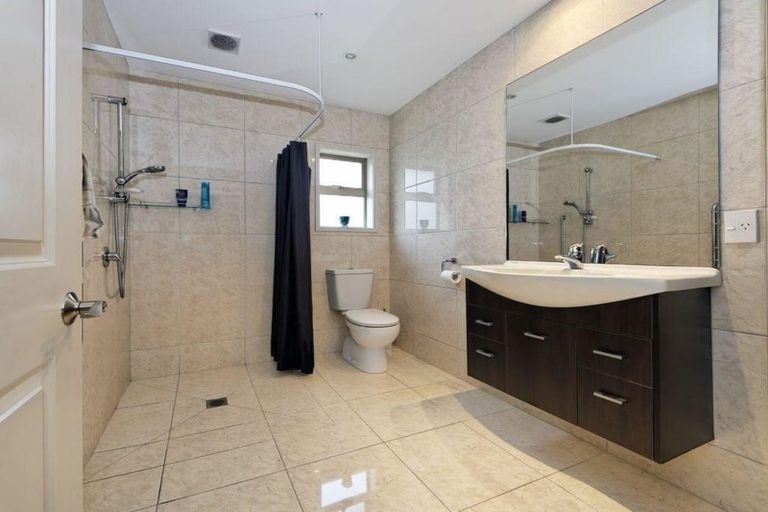 Photo of property in 15 Murray Becroft Avenue, Henderson Valley, Auckland, 0612