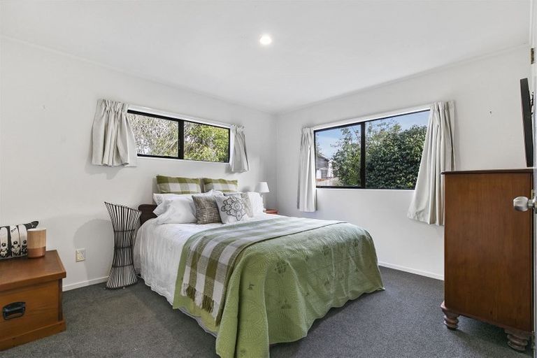 Photo of property in 18 Valecrest Place, Bayview, Auckland, 0629