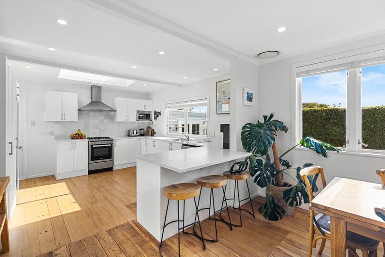 Photo of property in 24 Walmer Road, Point Chevalier, Auckland, 1022