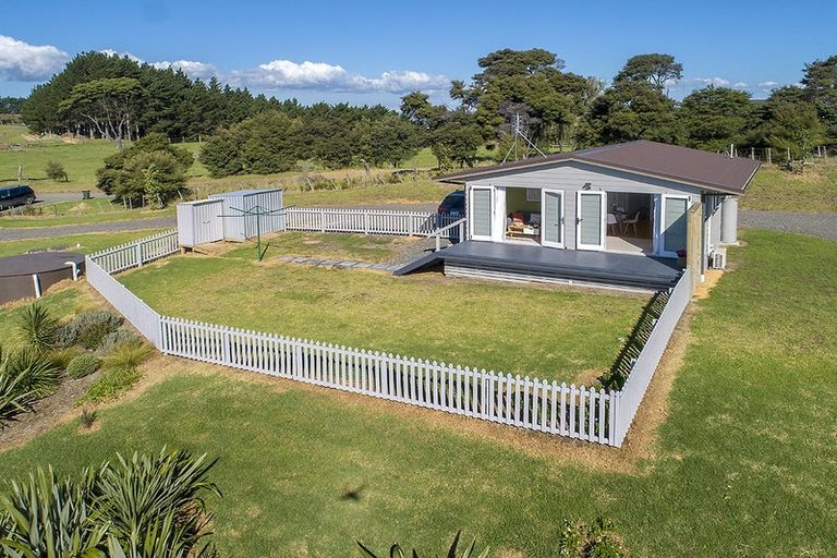 Photo of property in 21 Shine Road, South Head, Helensville, 0874