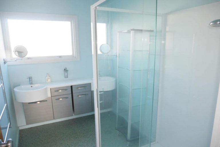 Photo of property in 32 Raekura Place, Redcliffs, Christchurch, 8081