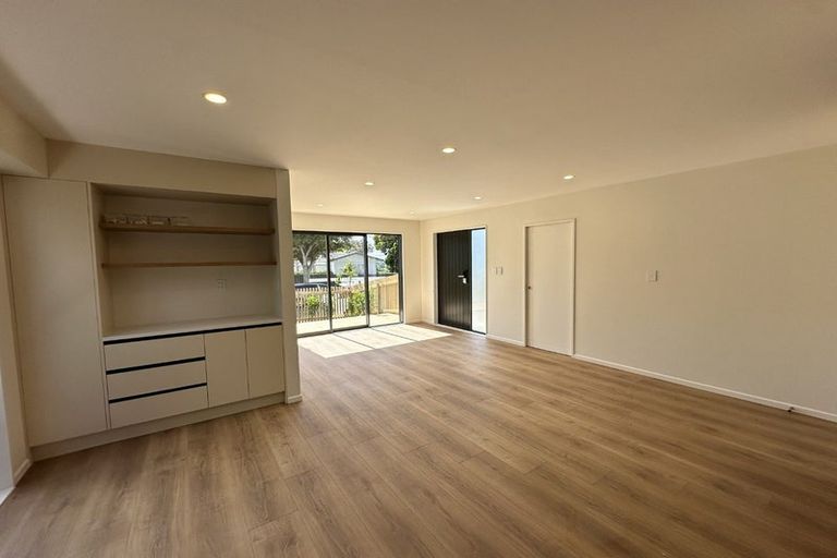 Photo of property in 2b Van Dyke Place, West Harbour, Auckland, 0618