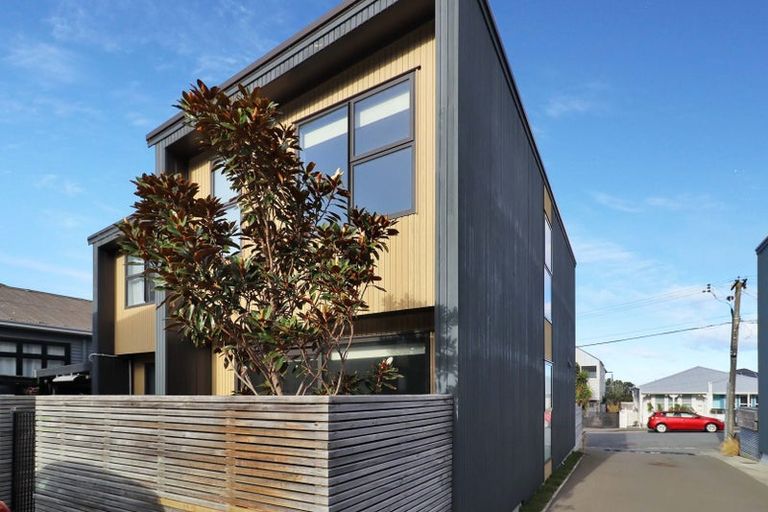 Photo of property in 2/20 Trent Street, Island Bay, Wellington, 6023