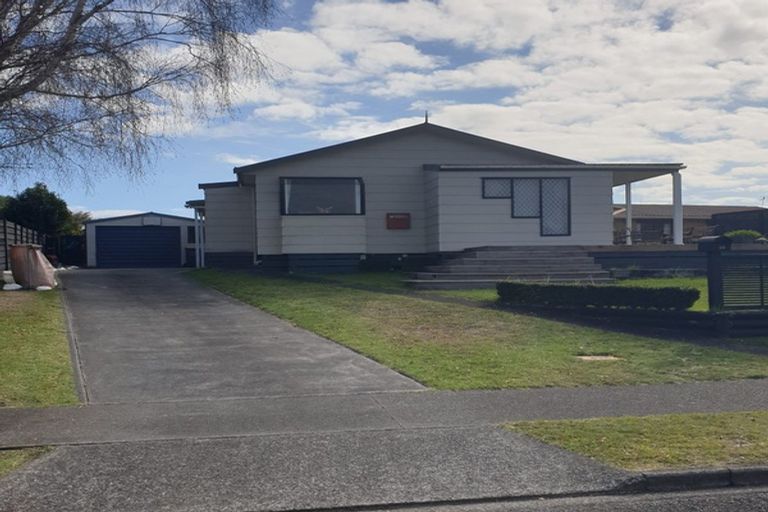 Photo of property in 40 Edgewater Parade, Waiuku, 2123