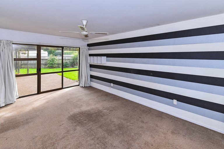 Photo of property in 8 Carlinka Place, Conifer Grove, Takanini, 2112