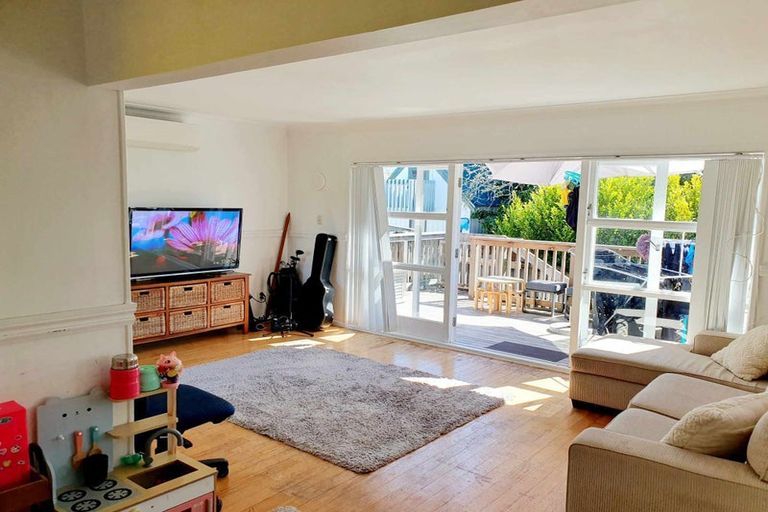 Photo of property in 8 Aplin Place, Birkdale, Auckland, 0626