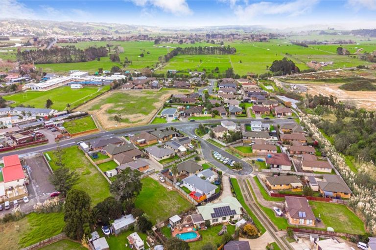 Photo of property in 16 Aitkenhead Court, Parakai, 0830