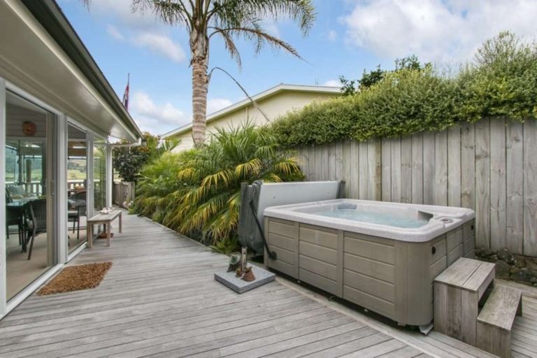 Photo of property in 25 Moana Drive, Mahia, 4198