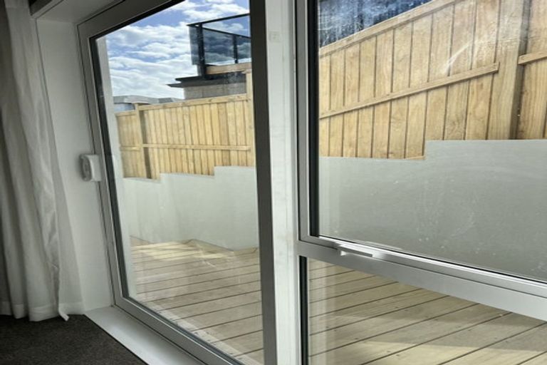 Photo of property in 8 Hooten Place, Oteha, Auckland, 0632